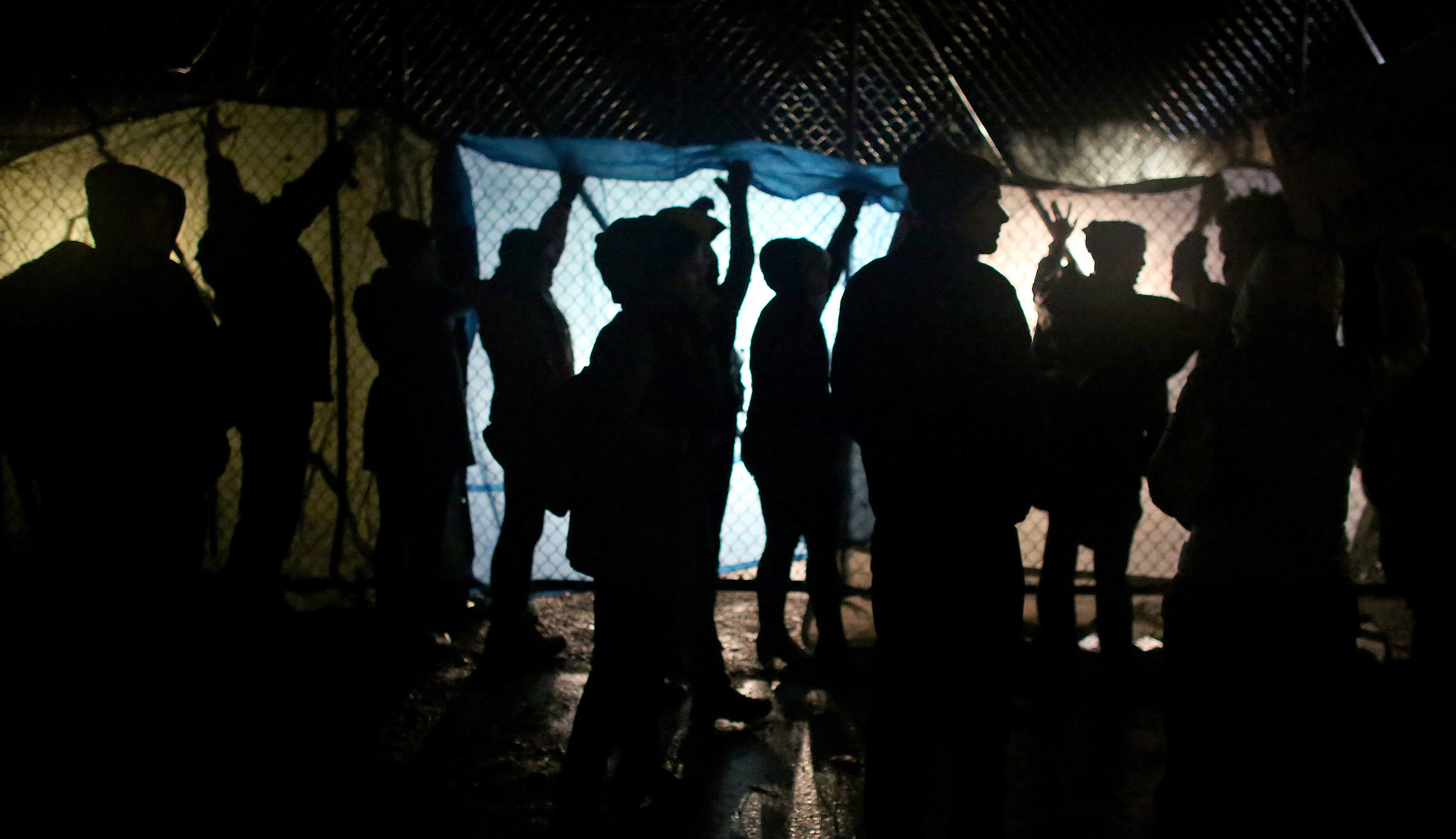 Protesters held up tarps against gated parking lot of the Minneapolis Fourth Precinct and chanted during their outside occupation outside surrounding area. ] (KYNDELL HARKNESS/STAR TRIBUNE) kyndell.harkness@startribune.com Black Lives Matter protested in front of Minneapolis Fourth Precinct in Minneapolis Min., Wednesday November 18, 2015.